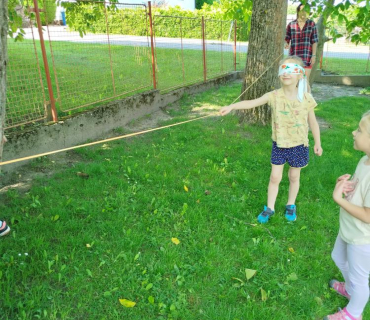 Modrý den a hry na zahradě