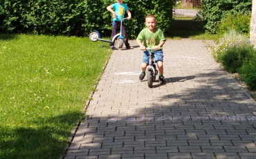Modrý den a hry na zahradě